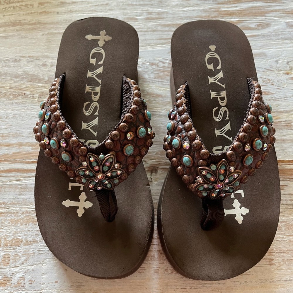 Gorgeous Gypsy Soule Jeweled Flip Flops! Size 8